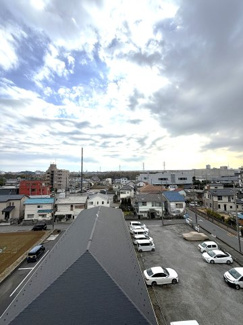 前面は駐車場なので、解放感があります。（2025.4月現在）