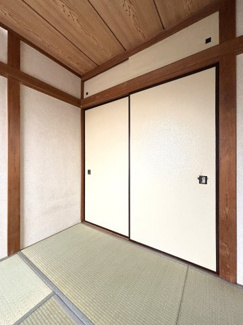 広々収納できる押入付き。衣類以外の季節用品も収納出来ます。