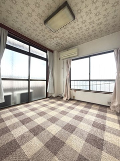 2面採光で暖かい日差しが差し込む洋室。