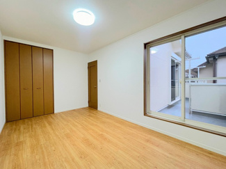 「2階東側洋室」約6帖のお部屋です。