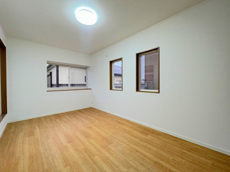 「2階西側洋室＿約7.5帖」別の角度からの写真です。