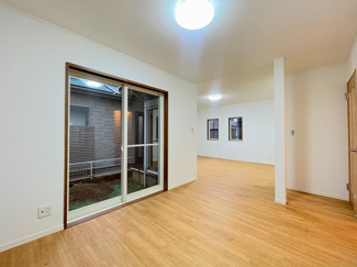 「1階LDK＿約20.5帖」大きな窓があり、日当たり良好です。