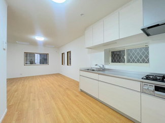 「キッチン前スペース」冷蔵庫や食器棚を置いても広々使えます。