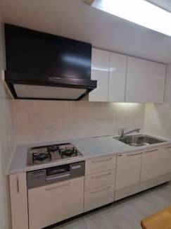 清潔感のあるホワイトのキッチンです。お手入れしやすい整流板付きのレンジフードも搭載♪家事に忙しい毎日に重宝しそうです♪※新築購入時の写真です。