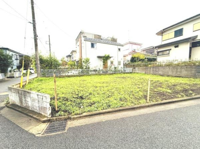 【外観】 角地に位置し日当たりが期待できる外観です。前面道路との高低差が少なくさまざまなプランに対応しやすい区画です。周辺は戸建てが建ち並ぶ落ち着いた雰囲気が広がっています。