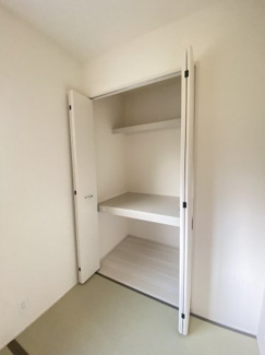 和室には奥行きもたっぷりの収納が付いております。