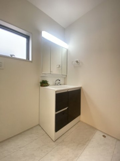 1階には洗面脱衣室・洗濯機置場を浴室に隣接しております。身だしなみから洗濯まで、日々の時短につながる設計です。