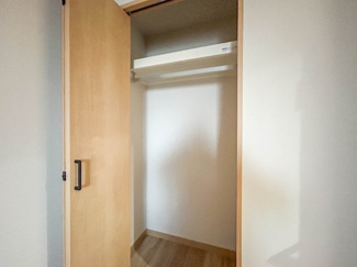 奥行きがたっぷりのクローゼットは、衣類だけでなく季節の用品も収納可能です。すっきりとしたお部屋を保つことができます。