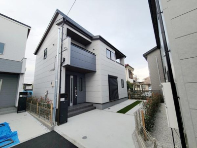 【外観】 建設中の物件ならではの状態をしっかりとご確認いただけます。周辺の住宅とも調和した外観が印象的です。工事現場の様子から街並みに自然に馴染む佇まいが感じられます。道路に面した立地でアクセスもスムーズです。