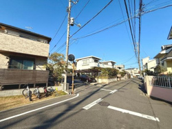 周辺は住宅が並び整った街並みが広がっています。前面道路は見通しが良く車の通行にも配慮された幅員です。道路脇には自転車置き場があり日当たりも十分です。電柱や道路標識も適切に配置されています。