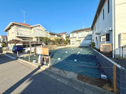 広々とした敷地でお好みのプランに合わせた建築が可能です。周辺には住宅が整然と並んでおり落ち着いた街並みが感じられます。陽当たりも良好で開放感のある立地です。