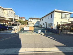 現地土地写真から分かる広々とした敷地が特徴的です。周囲に住宅が並び閑静なエリアに位置しています。両隣の建物との距離もしっかり確保されていますので開放感があります。