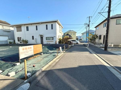 現地周辺は落ち着いた雰囲気で通りには整った家並みが並んでいます。前面道路は幅員があり車の出入りもスムーズに行えます。周囲には生活に便利な施設が点在し日々の暮らしにも便利な環境です。