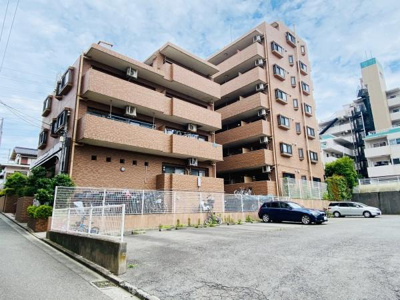 レンガ調の外観が印象的なマンションです。各住戸にバルコニーが設けられていて開放感があります。敷地内に駐車スペースがしっかり確保されています。周辺は落ち着いた雰囲気です。