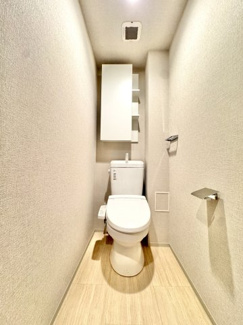 シンプルですっきりとしたトイレ。ホワイトを基調とした清潔感ある空間です。