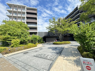 植栽も鮮やかなマンションへのアプローチは、毎日のご帰宅が楽しくなります。