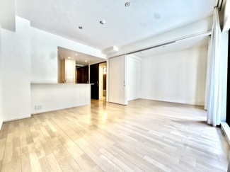 ～穏やかな陽の入るＬＤＫ～
大きな窓のあるＬＤＫは陽当りも良好で明るい空間となっております。ご家族との日々の団欒をゆったりとお過ごしください。
