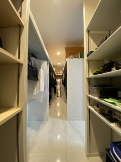 約7帖のウォークインクローゼットは家族の衣類だけでなく日常品のストックから季節用品まで、幅広い収納にご活用いただけます。