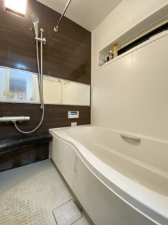 一日の疲れをゆっくりとほぐせる広々とした浴室です。