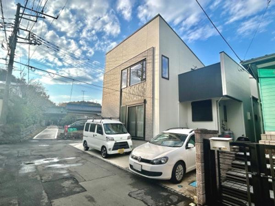 敷地内に駐車スペースが設けられており利便性が高いです。車の出し入れもスムーズに行えます。来客時にも安心して対応できます。通りに面していてアクセスしやすい駐車場です。