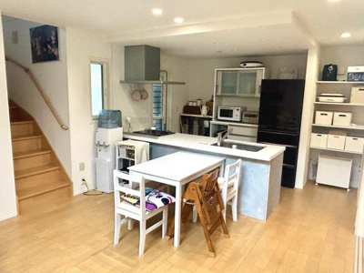 収納スペースが豊富に設けられ整理整頓しやすいキッチンです。カウンター一体型のテーブルが使いやすく多目的に利用できます。家電の配置もしやすく機能的なキッチン空間です。