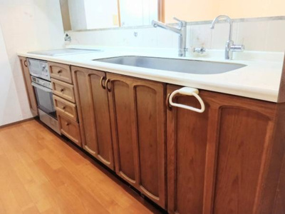 シンプルなデザインで統一されたキッチンです。収納スペースが豊富で機能的です。ワークトップが広いので使いやすいです。