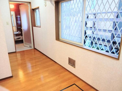 洗面台・洗面所は明るい空間で使いやすい収納も備わっています。鏡も広く身支度がしやすい設計です。隣接した浴室への動線もスムーズです。窓があり換気にも配慮されています。