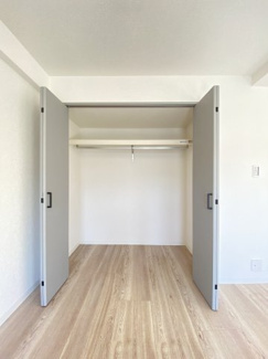 奥行きのある洋室のクローゼットは、衣類だけでなく日用品のストックや季節物の家電の収納にも役立ちます。