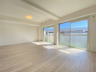 大きな窓から明るい日差しが差し込むリビング。穏やかな時間をお過ごしいただけます。