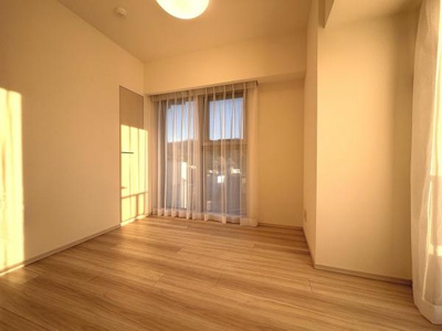 大きな窓から明るい日差しが差し込む洋室です。ナチュラルな色合いの床材が空間をすっきりと見せています。シンプルな内装でインテリアも合わせやすいです。用途に合わせて様々な使い方ができます。