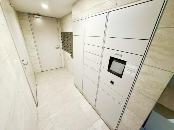宅配ボックスが設置されており荷物の受け取りが便利です。建物内にスマートな設備が整っています。セキュリティ面にも配慮された仕様です。使い勝手の良さが感じられます。