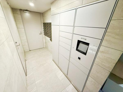 宅配ボックスが設置されており荷物の受け取りが便利です。建物内にスマートな設備が整っています。セキュリティ面にも配慮された仕様です。使い勝手の良さが感じられます。