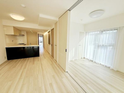 明るく開放感のあるキッチンです。シンプルなデザインで手入れもしやすい印象です。収納スペースも豊富に備えています。ワークトップが広く作業がしやすそうです。清潔感のある色合いが特徴です。