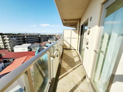 バルコニーから広がる眺望が特徴です。ガラス手すりで開放感があります。スペースもゆったりとしており余裕を感じられます。