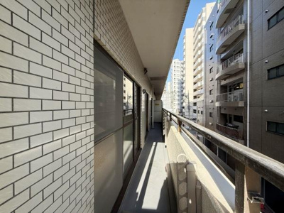 バルコニーは奥行きがありゆったりとした空間が広がっています。外壁のタイルがスタイリッシュな雰囲気を演出しています。高層階からの景観も楽しめる開放感があります。