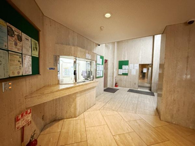 広々としたエントランスが建物全体に開放感を与えています。管理室の窓口が設置されており安心感が感じられます。掲示板も見やすい位置に配置され情報が把握しやすい空間です。清潔感のある内装が印象的です。