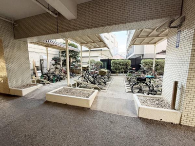 屋根付きスペースに自転車を安全に駐輪できる環境が整っています。敷地内に複数台の自転車置き場が設けられており雨の日でも安心です。区画ごとに整理されているため見た目もすっきりとしています。