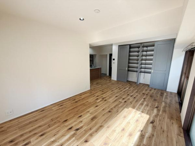 明るい日差しが差し込むリビングは開放感のある空間です。ナチュラルなウッドフローリングが魅力的です。収納に便利なクローゼット付きなので整理整頓も簡単です。キッチンとリビングが緩やかに繋がっています。