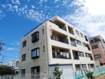 白を基調とした外観が印象的なマンションです。バルコニーが広く開放感があります。周囲にゆとりのある敷地が設けられています。複数の窓から採光が期待できる設計です。