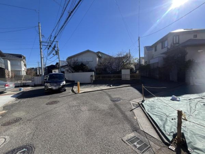 前面道路を含む現地の様子です。分かりやすい道幅で車の出入りもスムーズです。周囲は落ち着いた住宅が並び開放感があります。日当たりも良好な印象です。現地の雰囲気がしっかり伝わります。