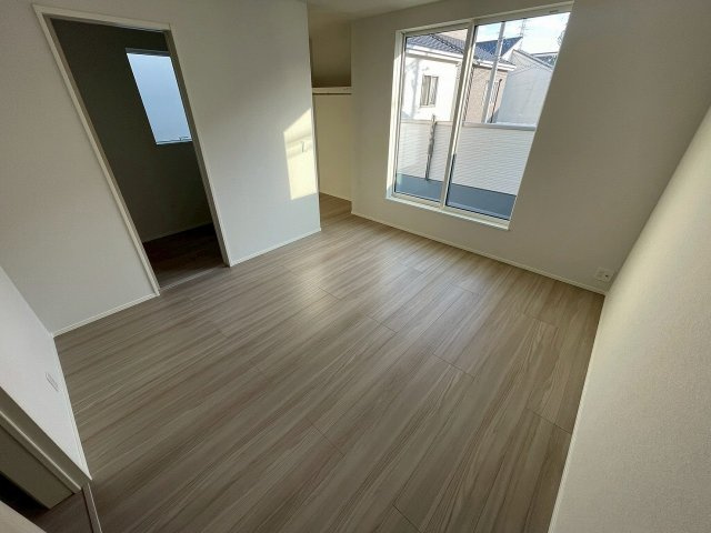バルコニーに面した明るい2階の主寝室。大容量のウォークインクローゼットに加え、リモートワークや趣味に最適な1.8帖のワークルームも隣接した贅沢なプライベート空間です。