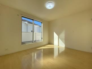 温かな日差しが差し込む洋室です。