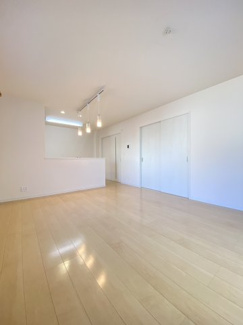 LDKは約15帖ございます☆家族団らんが楽しくなるような、広々とした開放的な空間です。