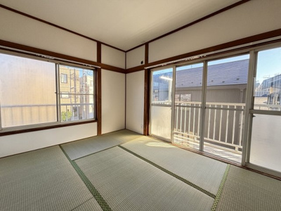 畳の上でゆっくりとくつろげる和室です