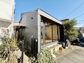 スタイリッシュな外観が印象的な建物です。大きな窓から光がたっぷり入ります。前面道路に面しているため車の出し入れもスムーズです。周囲の住宅との適度な距離感も魅力的です。