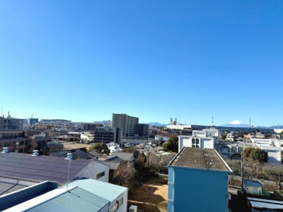 遠くまで見渡せる視界のひらけた眺望が楽しめます。建物や街並みが広がる風景が魅力的です。見晴らしの良い空間をご希望の方におすすめです。晴れた日には青空が印象的に広がります。