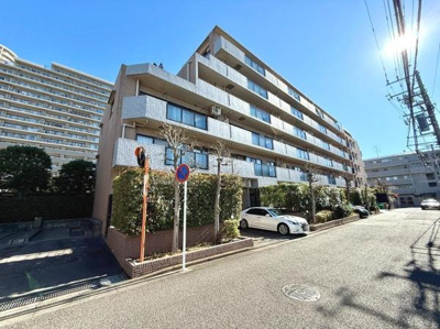 爽やかな青空の下に建つマンションで日当たりの良さが印象的です。周辺には緑も多く敷地内もしっかり手入れされています。建物外観は明るい色調で落ち着いた印象を与えます。すっきりした道路沿いに位置しています。