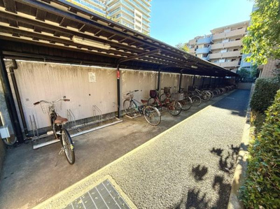屋根付きの駐輪場があるため雨の日でも自転車を安心して停めることができます。通路が広く移動もしやすい環境です。複数台の自転車を収納できるスペースが確保されています。