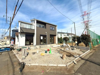 シンプルでモダンな外観デザインが印象的な建物です。採光を意識した大きな窓が配置されています。周囲にゆとりのある敷地も特徴です。幅広い道路に面しているため車の出入りもスムーズです。