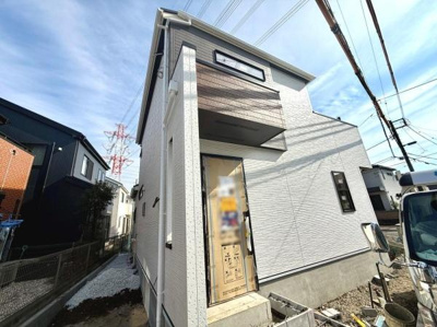 外観のシンプルなデザインが印象的です。玄関は建物の角に配置され独立性があります。明るい日差しを受ける立地です。建物全体に清潔感が感じられます。新築ならではの状態です。